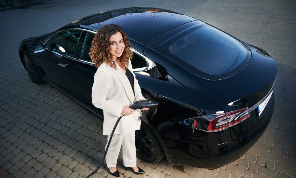 Müşteri ve Çalışanlarınıza Araç Şarj İmkanı Sunmanın Avantajları